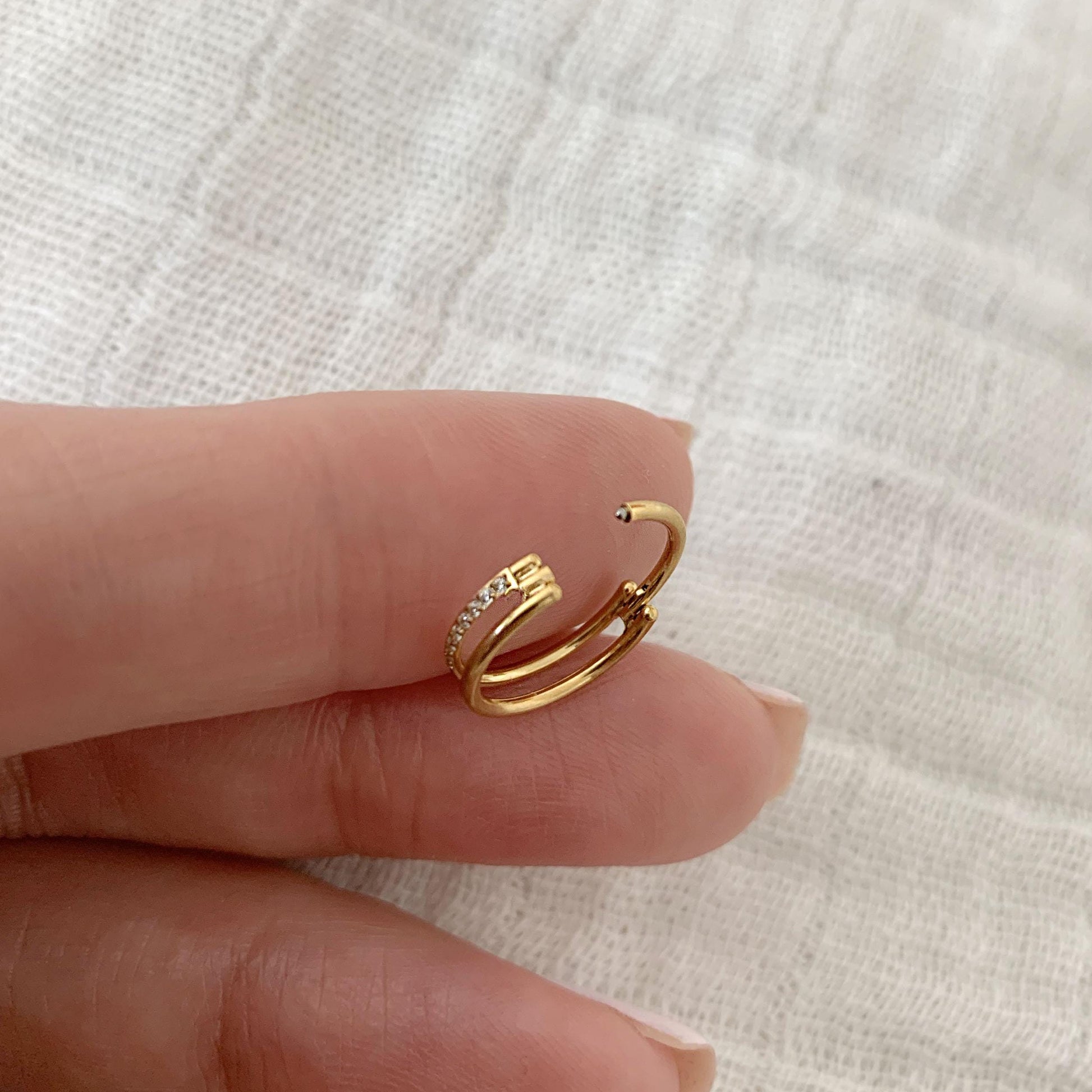 Versatile 18G/16G Titanium Double Hinge Hoop - Perfect for Nose, Septum, Cartilage, and Helix Piercings!